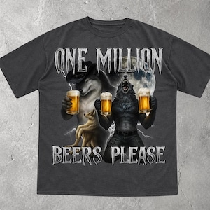 Könnte beinhalten: Ein anthrazitfarbenes Kurzarm-T-Shirt mit einer Grafik von zwei Wölfen und einem kleineren Hund, die Bierkrüge halten. Der Text "ONE MILLION" steht über den Wölfen und "BEERS PLEASE" ist darunter gedruckt. Ein Vollmond und Blitze sind zu sehen.