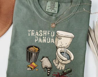 Comfort Colors „Trashed Panda“ – Lustiges T-Shirt mit betrunkenem Waschbären, Scherzartikel, Meme-Shirt, Waschbär-Müll-Shirt, Waschbär-Meme-Shirt