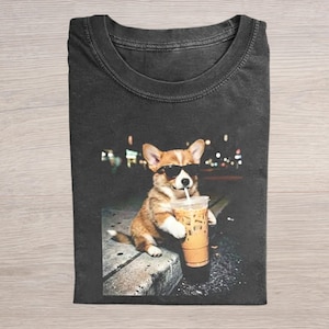 Lustiges T-Shirt mit Corgi-Eiskaffee, Geschenk für Tierliebhaber, Geschenk für Hundebesitzer, T-Shirt mit Tier-Meme-Grafik, Kaffee-Hund-Shirt, lustiges Corgi-Shirt