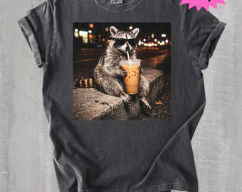 Comfort Colors T-Shirt mit lustigem Waschbären, der Eiskaffee trinkt, Tier-Meme-Grafik, Trend-Shirt, Scherzartikel-Shirt, Peinliche Shirts
