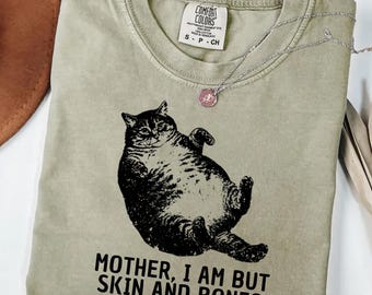 母猫だけど皮と骨だけ猫Tシャツ、面白い太った猫シャツ、怠け猫のユーモアグラフィックTシャツ、ぽっちゃり猫ミームシャツ、猫ママへのギフト、猫ママ