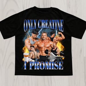 Puede incluir: Camiseta negra con un diseño de fitness. La imagen muestra hombres musculosos, relámpagos y llamas. El texto "ONLY CREATINE I PROMISE" está en azul y blanco. La palabra "BLACK" está en la parte inferior.