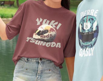 Camiseta con casco de Yuki Tsunoda / Camiseta unisex vintage de F1 / Estilo urbano de F1 / Regalo para aficionados a las carreras / Conjunto para el día de la carrera / Camiseta retro de Red Bull