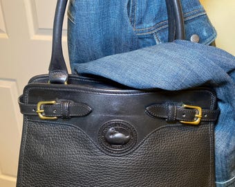 Bolso bandolera de piel negra con asa superior de Dooney & Bourke.