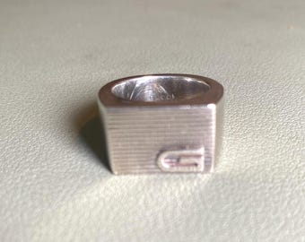 Anillo Gucci de plata esterlina, joyería de diseño minimalista y lujosa unisex.