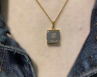 Collar con colgante de diseño Celine de 40 cm (16 pulgadas) en tonos dorados y plateados. Joyería minimalista de lujo.