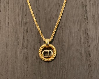 Collar con colgante dorado de Christian Dior, ajustable, de 40 cm (16 pulgadas), joyería minimalista de lujo.