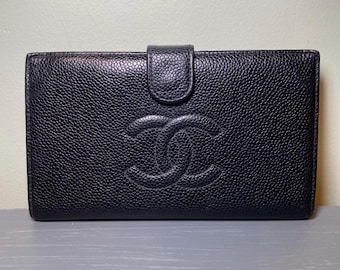 Cartera larga de piel negra con cierre a presión/besador de Chanel, accesorio de lujo de diseñador.