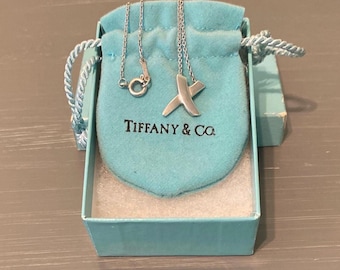 Collar Tiffany & Co Paloma Picasso Kiss X de 40,6 cm (16 pulgadas) en plata de ley, joyería minimalista de diseño.