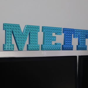Personalized Brick Name Plate – 3D Printed Desk Sign for Office or Kids Room – Custom Text – Brick-Compatible – Fun Colors
