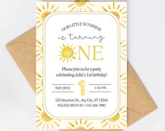 Op de afbeelding: Een gele en witte printbare uitnodiging met een zonontwerp. De tekst luidt "Our little sunshine is turning one. Please join us for a party celebrating Julia's 1st birthday! May 28th 1:30 PM 123 Anywhere St., Any City, ST 12345 Please RSVP at +123-456-7890"