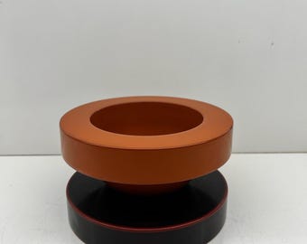 Ettore Sottsass – Compotier – Marutomi – Basilico – Resina lacada en rojo y marrón – Diseño italiano