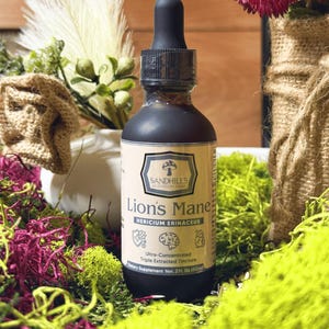 以下が含まれることがあります： 「Lion's Mane」と「HERICIUM ERINACEUS」のラベルが付いた、暗い茶色のガラス瓶とドロッパー。 ラベルには「Ultra-Concentrated Triple Extracted Tincture」と「Net. 2 Fl. Oz (60ml)」も記載されています。 ボトルは緑とピンクの苔に囲まれています。