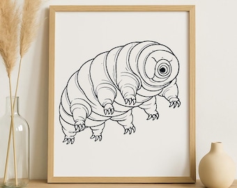 Peut inclure: Illustration en noir et blanc d'un tardigrade, également appelé ours d'eau, encadrée. Le dessin au trait détaillé représente l'animal microscopique avec son corps segmenté et ses pattes griffues. L'impression est présentée dans un cadre en bois clair.
