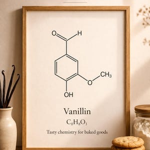 Könnte beinhalten: Ein gerahmter Wandkunstdruck mit der chemischen Struktur von Vanillin, der Formel C8H8O3 und dem Text Vanillin, Tasty Chemistry for Baked Goods. Der Druck befindet sich in einem hellen Holzrahmen mit einem cremeweißen Hintergrund.
