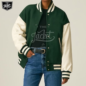 Chaqueta universitaria de béisbol de lana verde y mangas Raxeen negras auténticas con nervaduras blancas. Chaqueta universitaria para mujer. Un regalo para el amor.
