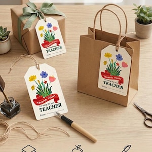 Könnte beinhalten: Geschenktüten und eine verpackte Box aus Kraftpapier mit Anhängern mit der Aufschrift "Thank You! For being the best TEACHER". Die Anhänger zeigen bunte Blumen und ein rotes Banner. Ein Stift, ein Tintenfass und eine Schere sind ebenfalls zu sehen.