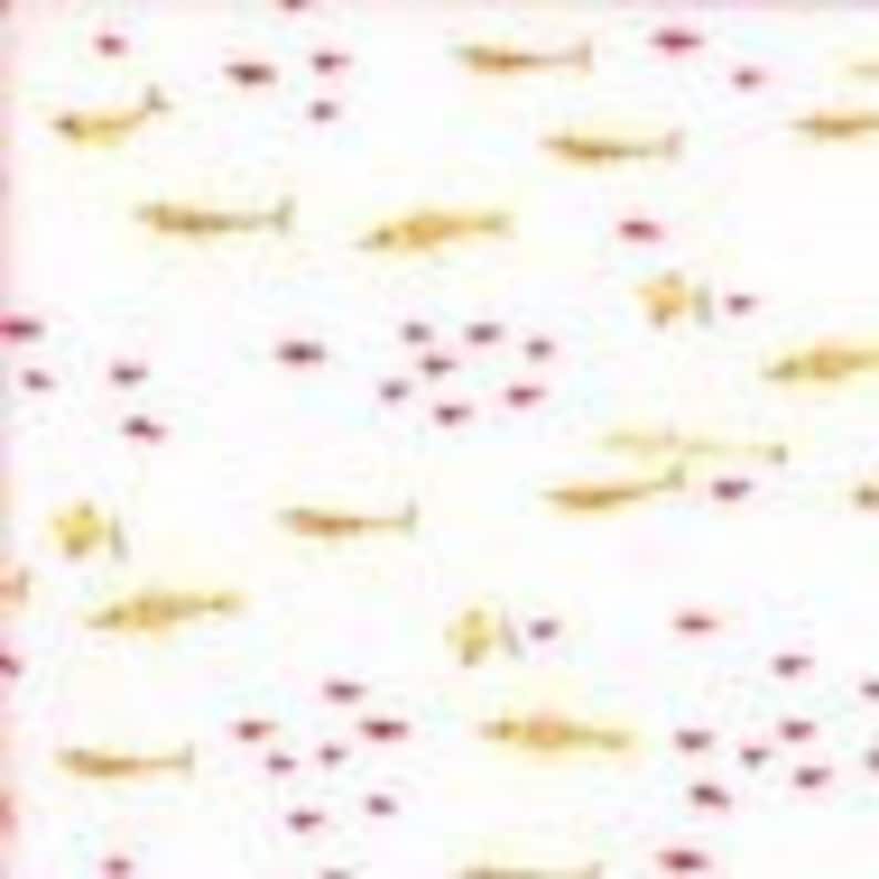 K&ouml;nnte beinhalten: Ein wei&szlig;er Hintergrund mit einem sich wiederholenden Muster aus kleinen roten Fischen und gr&ouml;&szlig;eren goldenen Fischen. Die Fische schwimmen in verschiedene Richtungen.