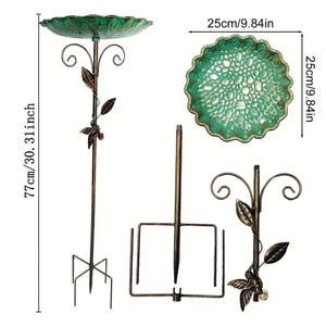 Puede incluir: Un bebedero para p&aacute;jaros de color bronce con un cuenco verde desgastado, que mide 77 cm de alto y 25 cm de ancho. El bebedero para p&aacute;jaros presenta detalles decorativos de hojas y p&aacute;jaros, y una base de tres puntas. El cuenco tiene 25 cm de di&aacute;metro.