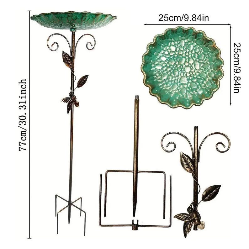 Puede incluir: Un bebedero para p&aacute;jaros de color bronce con un cuenco verde desgastado, que mide 77 cm de alto y 25 cm de ancho. El bebedero para p&aacute;jaros presenta detalles decorativos de hojas y p&aacute;jaros, y una base de tres puntas. El cuenco tiene 25 cm de di&aacute;metro.