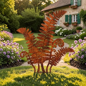 Peut inclure: Une sculpture de jardin décorative en forme de fougère, fabriquée en métal rouillé avec une finition brune texturée et patinée. La pièce présente plusieurs frondes aux motifs de feuilles dentelées complexes et aux extrémités recourbées.