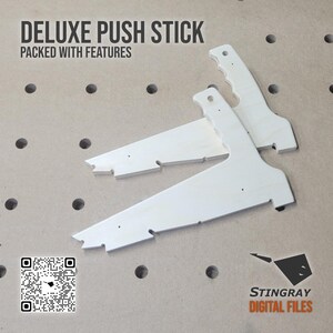 Peut inclure: Deux poussoirs en bois blanc avec poignées et lames inclinées. Le texte "DELUXE PUSH STICK PACKED WITH FEATURES" est en haut. Un code QR et le logo "STINGRAY DIGITAL FILES" sont en bas à gauche et à droite.