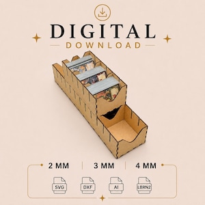 Könnte beinhalten: Ein lasergeschnittener Kartenhalter aus Holz mit drei Fächern, gefüllt mit Karten. Das Design enthält die Worte "DIGITALER DOWNLOAD" und Dateityp-Symbole. Der Halter ist für Karten konzipiert und in den Stärken 2 mm, 3 mm und 4 mm erhältlich.