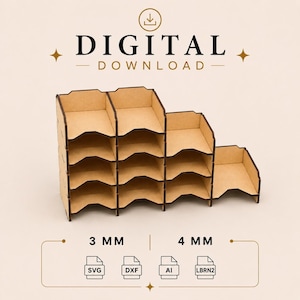 Könnte beinhalten: Ein mehrstufiger, hellbrauner Holzorganisator mit mehreren Regalen. Das Bild enthält den Text "DIGITALER DOWNLOAD" und Dateityp-Symbole für SVG, DXF, AI und LBRN2, mit 3 mm und 4 mm Messungen.