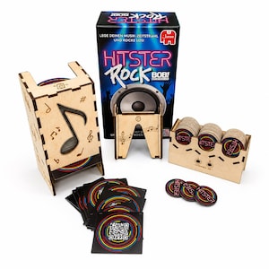 Peut inclure: Un jeu de société en bois avec le titre "HITSTER ROCK BOB" sur la boîte. L'ensemble comprend des supports en bois, des pièces de jeu et des cartes avec des motifs circulaires colorés et des codes QR. Des notes de musique sont gravées sur les pièces en bois.
