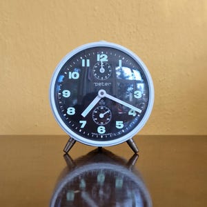 Könnte beinhalten: Ein Set aus drei Keramikvasen in verschiedenen Höhen. Die Vasen haben eine matte Oberfläche in Creme-, Beige- und Brauntönen. Die höchste Vase ist etwa 25 cm hoch.