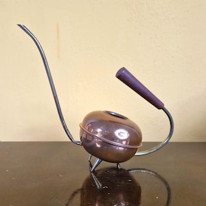 Vintage copper and brass watering can with teak handle, mid-century 1950s-1960s, watertight and in good condition.
