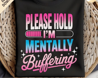Por favor, aguanta, estoy mentalmente en búfer (PNG), Salud mental divertida (PNG), Cita sarcástica (PNG), Camiseta introvertida (PNG), Diseño de sublimación de humor