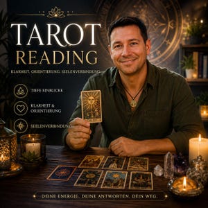 Könnte beinhalten: Eine Werbeanzeige für Tarot-Lesungen mit dem Text TAROT READING, KLARHEIT. ORIENTIERUNG. SEELENVERBINDUNG und DEINE ENERGIE. DEINE ANTWORTEN. DEIN WEG. Das Bild zeigt eine Person, die die Sonnen-Tarotkarte über einem Holztisch mit Kerzen hält.