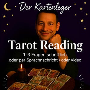 Könnte beinhalten: Eine dunkelviolette Grafik mit einer lächelnden Person, einer brennenden Kerze und Tarotkarten. Der Text lautet: Der Kartenleger, Tarot Reading, 1-3 Fragen schriftlich oder per Sprachnachricht / oder Video. Der Hintergrund ist mit gelben Sternen und einer Mondsichel verziert.