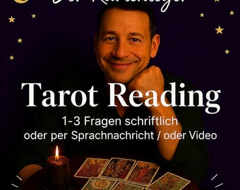 Könnte beinhalten: Eine dunkelviolette Grafik mit einer lächelnden Person, einer brennenden Kerze und Tarotkarten. Der Text lautet: Der Kartenleger, Tarot Reading, 1-3 Fragen schriftlich oder per Sprachnachricht / oder Video. Der Hintergrund ist mit gelben Sternen und einer Mondsichel verziert.
