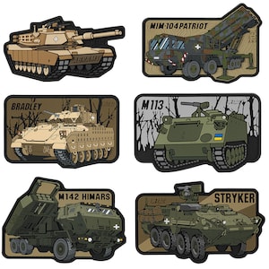 Può includere: Un set di sei patch di veicoli militari, ognuno con un tipo di veicolo diverso, tra cui un carro armato, un lanciamissili, un trasporto truppe e un obice semovente. Le patch sono tutte in stile cartone animato e sono stampate su uno sfondo marrone.