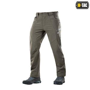 Może przedstawiać: Oliwkowozielone spodnie taktyczne z wieloma kieszeniami i wzmocnionymi kolanami. Spodnie mają zapięcie na guzik i zamek błyskawiczny, szlufki na pasek i małe logo z boku. Zaprojektowane do aktywności na świeżym powietrzu.