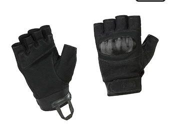 Puede incluir: Un par de guantes negros sin dedos con acolchado reforzado en los nudillos y una correa para la muñeca. Los guantes tienen un lazo para quitárselos fácilmente y se ve el logotipo de M-TAC.