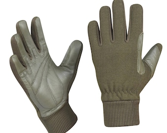 Puede incluir: Un par de guantes verde oliva con palmas y puntas de los dedos de cuero reforzado. Los guantes tienen un puño acanalado y están diseñados para uso táctico. El logotipo M-TAC es visible.