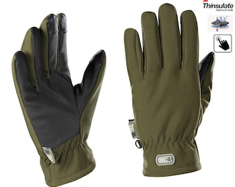 Puede incluir: Guantes verde oliva con detalles negros en las palmas y las puntas de los dedos. Los guantes tienen un área de agarre texturizada y están diseñados para uso táctil. El logotipo de M-TAC es visible.