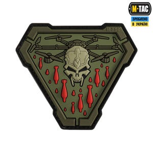 Op de afbeelding: Olijfgroene patch met een drone- en schedelontwerp. De patch heeft een drone in het midden, een schedel eronder en rode bomvormige iconen. De patch heeft de tekst "M-TAC" en "ЗРОБЛЕНО В УКРАЇНІ".