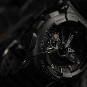 Ergonomic design of the M-Tac Sport Black showing the 4.6 cm case on a male wrist