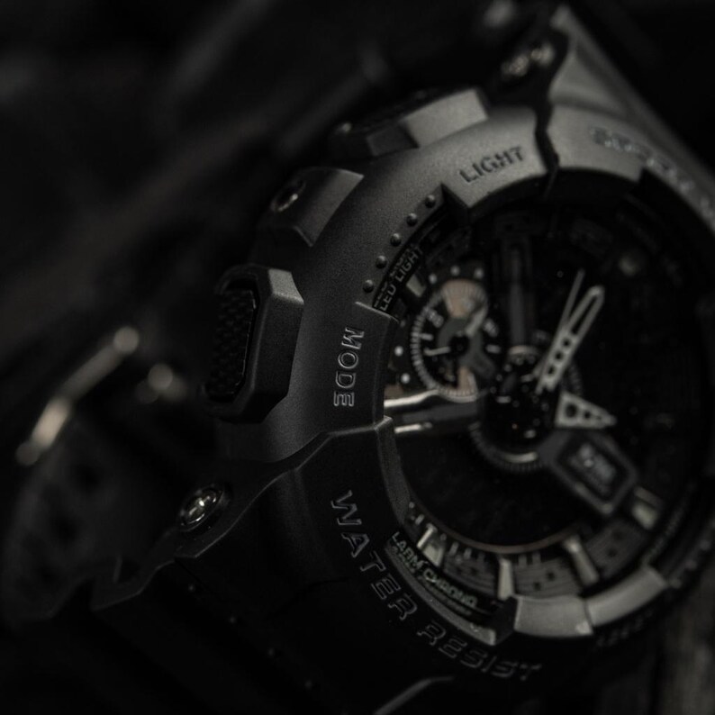 Ergonomic design of the M-Tac Sport Black showing the 4.6 cm case on a male wrist