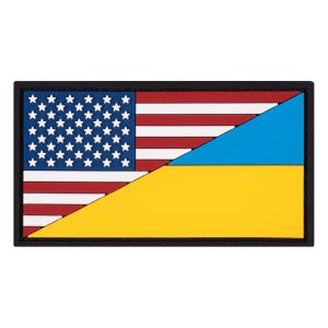 Puede incluir: Parche rectangular con un diseño dividido. El lado izquierdo muestra la bandera estadounidense con rayas rojas y blancas y estrellas blancas sobre fondo azul. El lado derecho muestra la bandera ucraniana con secciones azules y amarillas, con un borde negro.
