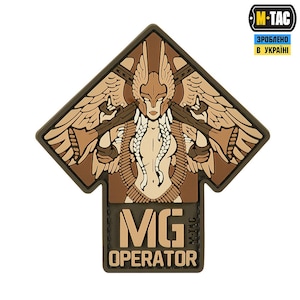 Puede incluir: Parche marrón y beige con una figura de guerrero alado sosteniendo rifles. El texto "MG OPERATOR" está en la parte inferior. El diseño tiene forma de flecha y presenta detalles intrincados.