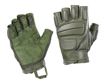 Puede incluir: Dos guantes sin dedos de color verde oliva con acolchado reforzado en los nudillos y las palmas. Los guantes tienen un cierre de velcro en la muñeca y un lazo de tracción. El logotipo de M-TAC es visible en la esquina superior derecha.
