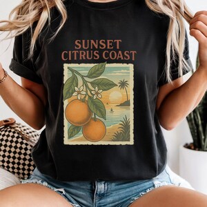 Camiseta Sunset Citrus Coast / Camiseta con estampado de postal vintage / Camiseta unisex de algodón de verano / Diseño retro playero de cítricos