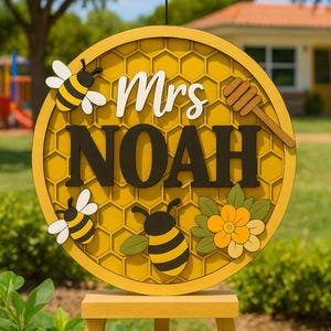 Personalized Bee Name Sign for Teachers, Honeybee Classroom Decor, Round Wooden Door Hanger, Gift for Bee Lovers