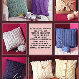 Könnte beinhalten: Eine Sammlung von acht Strickkissen in verschiedenen Farben und Mustern, darunter Zopfmuster und Rippenmuster. Die Kissen werden auf einem Sofa und einer roten Oberfläche präsentiert. Das Bild enthält den Text: "Mit Hilfe unseres Buches können Sie Dekorationskissen nachbilden..."