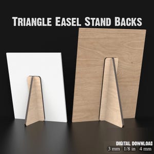 Puede incluir: Dos respaldos de caballete triangulares de madera, uno con una superficie blanca y otro con una superficie de vetas de madera. El texto "TRIANGLE EASEL STAND BACKS" está en la parte superior. La esquina inferior derecha tiene el texto "DESCARGA DIGITAL 3 mm 1/8 in 4 mm".
